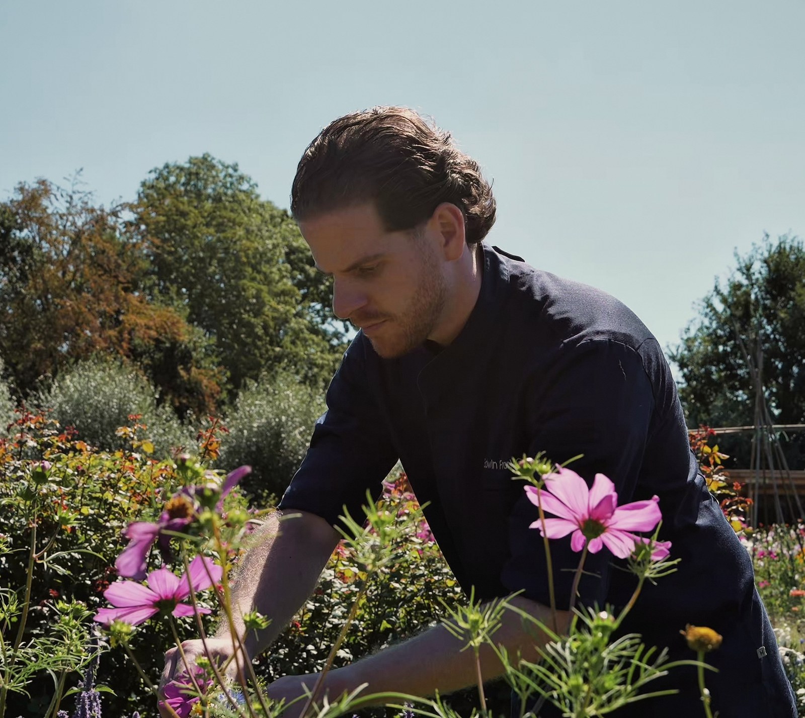 Edwin snijdt bloemen in de pluktuin